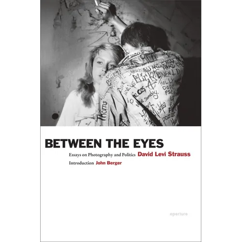 David Levi Strauss: Between the Eyes: Essays on Photography and Politics - Paperback